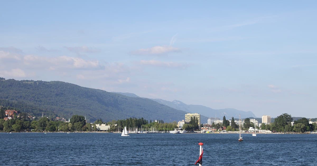 Vue panoramique de Bienne avec le lac de Bienne et le Jura